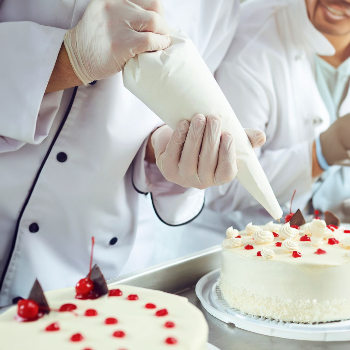 Poniendo crema en una torta